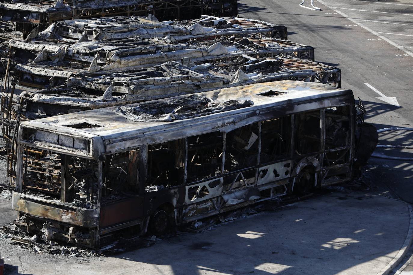 El incendio en la cochera sur de la Empresa Municipal de Transportes (EMT) este sabádo provocó una columna de humo visible desde diferentes puntos de la ciudad y dejó una veintena de autobuses calcinados.