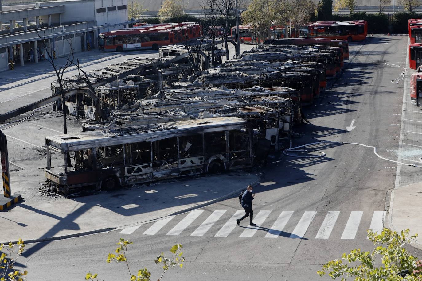 El incendio en la cochera sur de la Empresa Municipal de Transportes (EMT) este sabádo provocó una columna de humo visible desde diferentes puntos de la ciudad y dejó una veintena de autobuses calcinados.