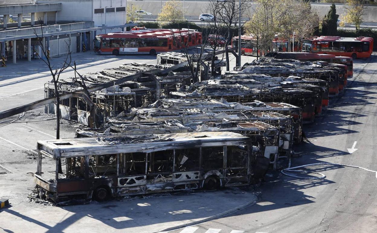 Autobuses de la EMT calcinados tras el incendio. 