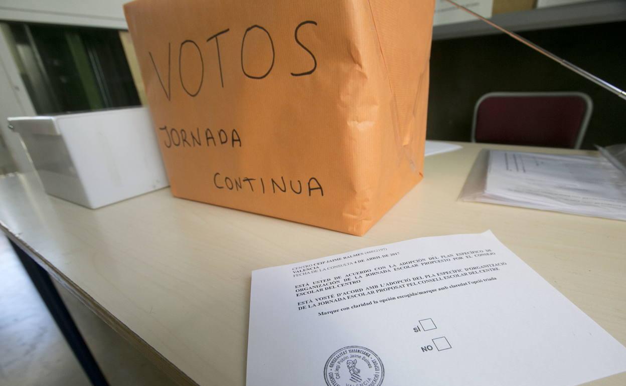 Votación de la jornada continua en un colegio valenciano. 