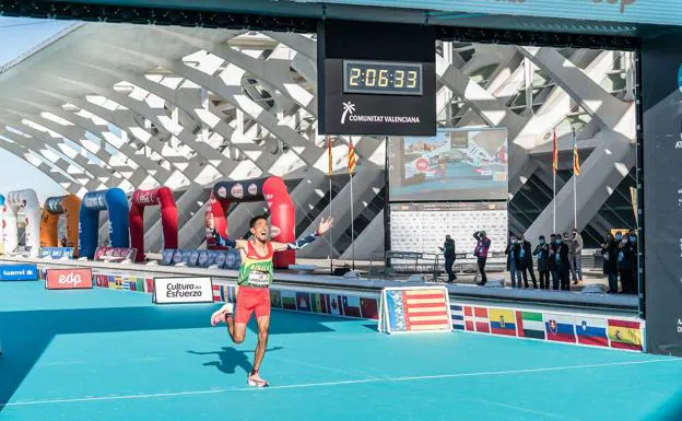 Lamdassem bate el récord de España de maratón en Valencia