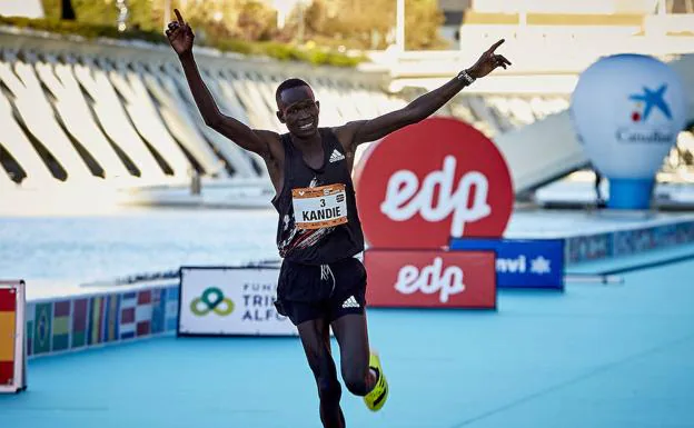 Kibiwott Kandie bate el récord del mundo de Medio Maratón en Valencia