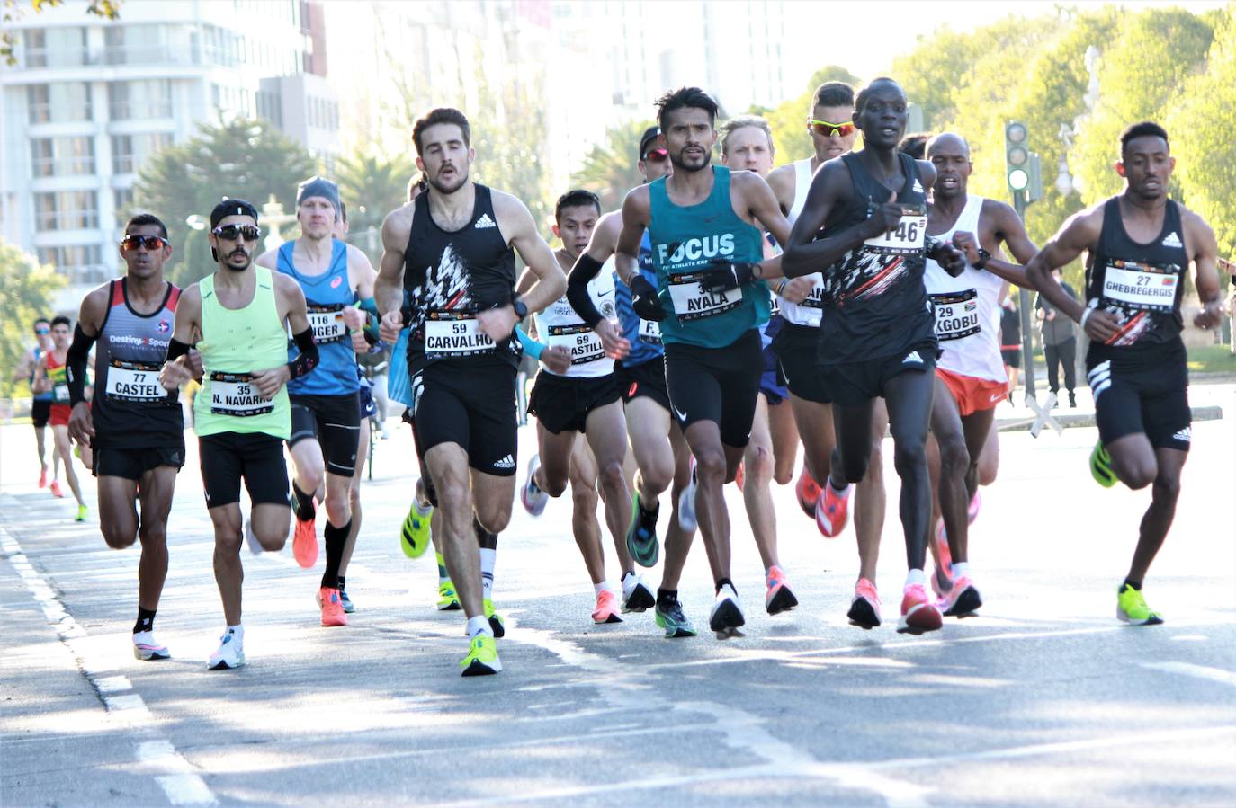 La 40 edición del Maratón Maratón de Valencia Fundación Trinidad Alfonso-EDP no ha sido como se planeó, puesto que la organización ha tenido que renunciar a la carrera popular, pero ha sido, igualmente, especial. La competición se ha celebrado a lo grande con dos carreras que han congregado a los mejores del mundo. En el maratón, el keniano Evans Chebet se ha impuesto con un tiempo de 2:03:00 horas, que supone un nuevo récord de la carrera valenciana y que la sitúa como el tercer maratón más rápido del mundo por detrás de Londres y Berlín. Además, el atleta Ayad Lamdassem ha batido el récord de España. 