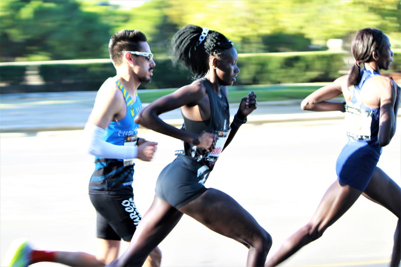 La 40 edición del Maratón Maratón de Valencia Fundación Trinidad Alfonso-EDP no ha sido como se planeó, puesto que la organización ha tenido que renunciar a la carrera popular, pero ha sido, igualmente, especial. La competición se ha celebrado a lo grande con dos carreras que han congregado a los mejores del mundo. En el maratón, el keniano Evans Chebet se ha impuesto con un tiempo de 2:03:00 horas, que supone un nuevo récord de la carrera valenciana y que la sitúa como el tercer maratón más rápido del mundo por detrás de Londres y Berlín. Además, el atleta Ayad Lamdassem ha batido el récord de España. 