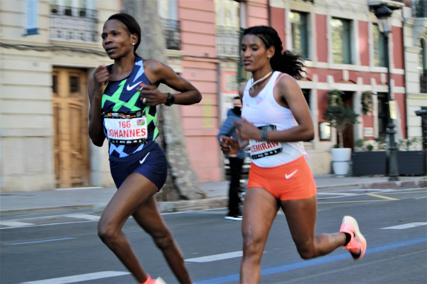 La 40 edición del Maratón Maratón de Valencia Fundación Trinidad Alfonso-EDP no ha sido como se planeó, puesto que la organización ha tenido que renunciar a la carrera popular, pero ha sido, igualmente, especial. La competición se ha celebrado a lo grande con dos carreras que han congregado a los mejores del mundo. En el maratón, el keniano Evans Chebet se ha impuesto con un tiempo de 2:03:00 horas, que supone un nuevo récord de la carrera valenciana y que la sitúa como el tercer maratón más rápido del mundo por detrás de Londres y Berlín. Además, el atleta Ayad Lamdassem ha batido el récord de España. 