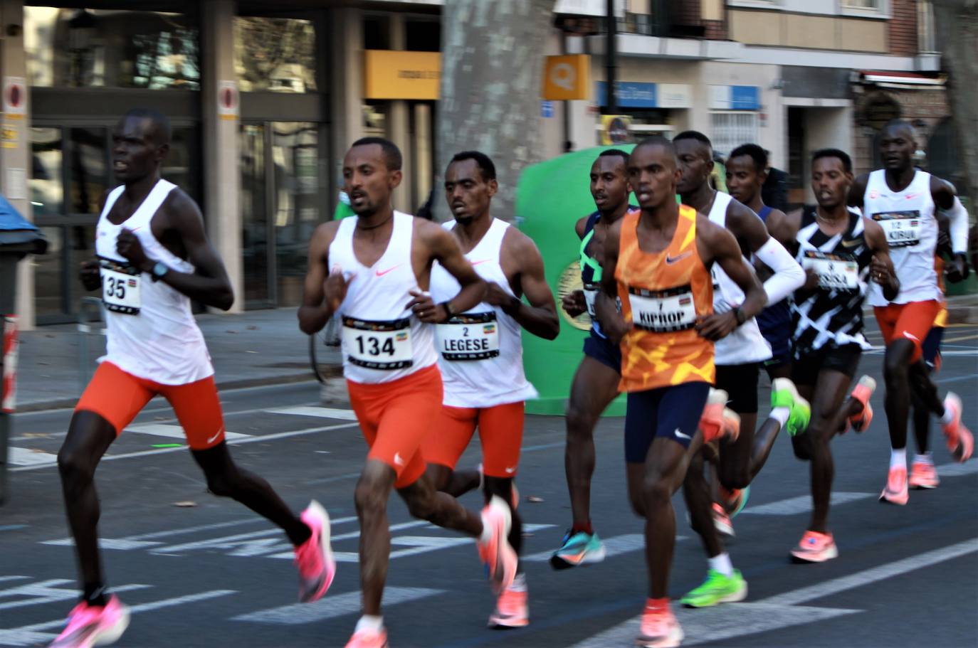 La 40 edición del Maratón Maratón de Valencia Fundación Trinidad Alfonso-EDP no ha sido como se planeó, puesto que la organización ha tenido que renunciar a la carrera popular, pero ha sido, igualmente, especial. La competición se ha celebrado a lo grande con dos carreras que han congregado a los mejores del mundo. En el maratón, el keniano Evans Chebet se ha impuesto con un tiempo de 2:03:00 horas, que supone un nuevo récord de la carrera valenciana y que la sitúa como el tercer maratón más rápido del mundo por detrás de Londres y Berlín. Además, el atleta Ayad Lamdassem ha batido el récord de España. 