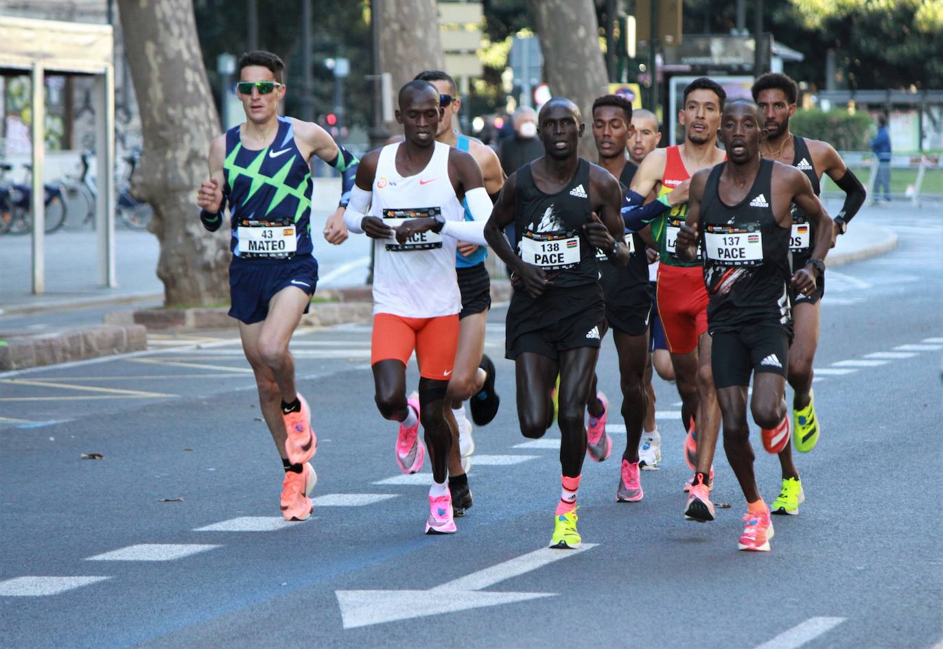 La 40 edición del Maratón Maratón de Valencia Fundación Trinidad Alfonso-EDP no ha sido como se planeó, puesto que la organización ha tenido que renunciar a la carrera popular, pero ha sido, igualmente, especial. La competición se ha celebrado a lo grande con dos carreras que han congregado a los mejores del mundo. En el maratón, el keniano Evans Chebet se ha impuesto con un tiempo de 2:03:00 horas, que supone un nuevo récord de la carrera valenciana y que la sitúa como el tercer maratón más rápido del mundo por detrás de Londres y Berlín. Además, el atleta Ayad Lamdassem ha batido el récord de España. 