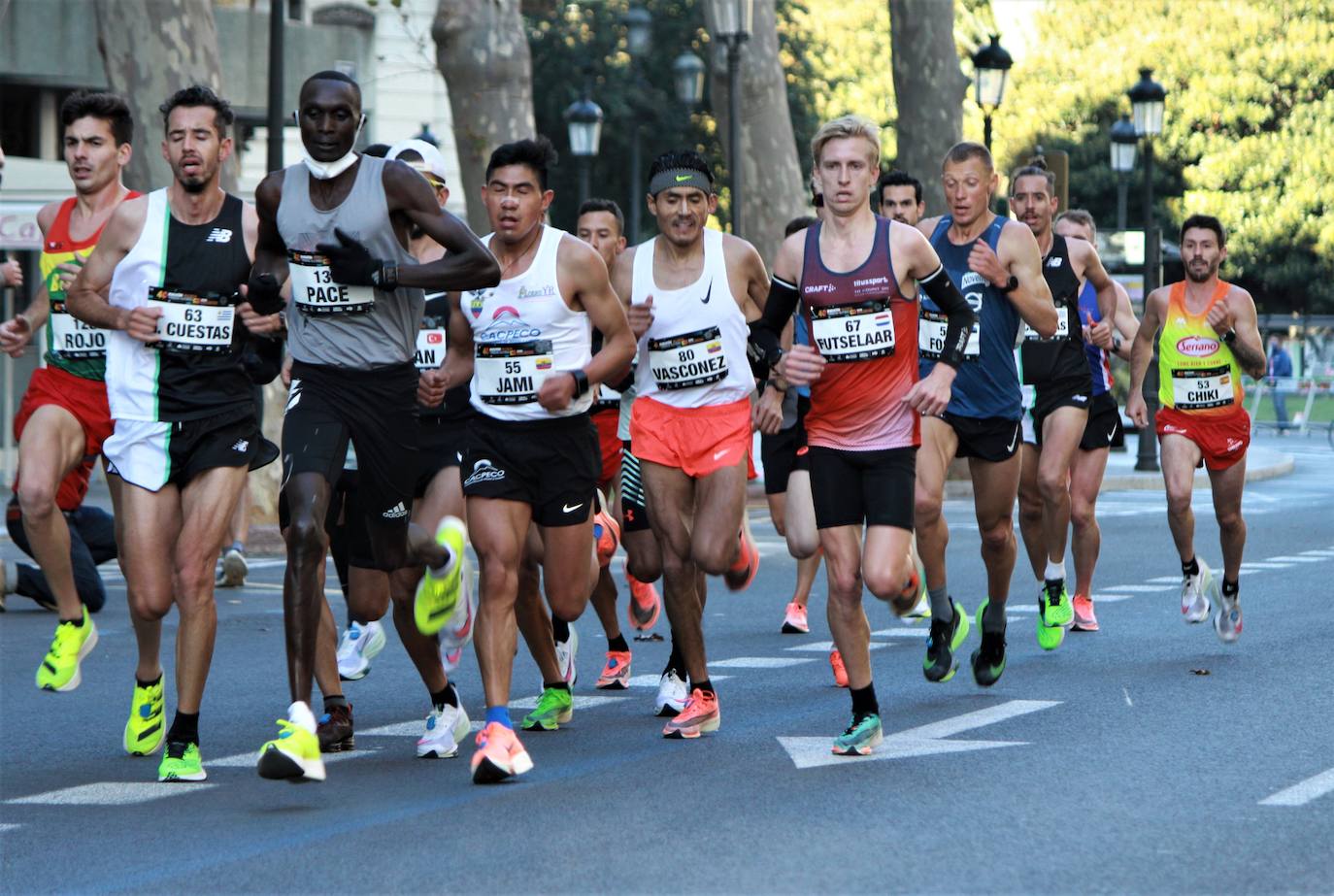 La 40 edición del Maratón Maratón de Valencia Fundación Trinidad Alfonso-EDP no ha sido como se planeó, puesto que la organización ha tenido que renunciar a la carrera popular, pero ha sido, igualmente, especial. La competición se ha celebrado a lo grande con dos carreras que han congregado a los mejores del mundo. En el maratón, el keniano Evans Chebet se ha impuesto con un tiempo de 2:03:00 horas, que supone un nuevo récord de la carrera valenciana y que la sitúa como el tercer maratón más rápido del mundo por detrás de Londres y Berlín. Además, el atleta Ayad Lamdassem ha batido el récord de España. 