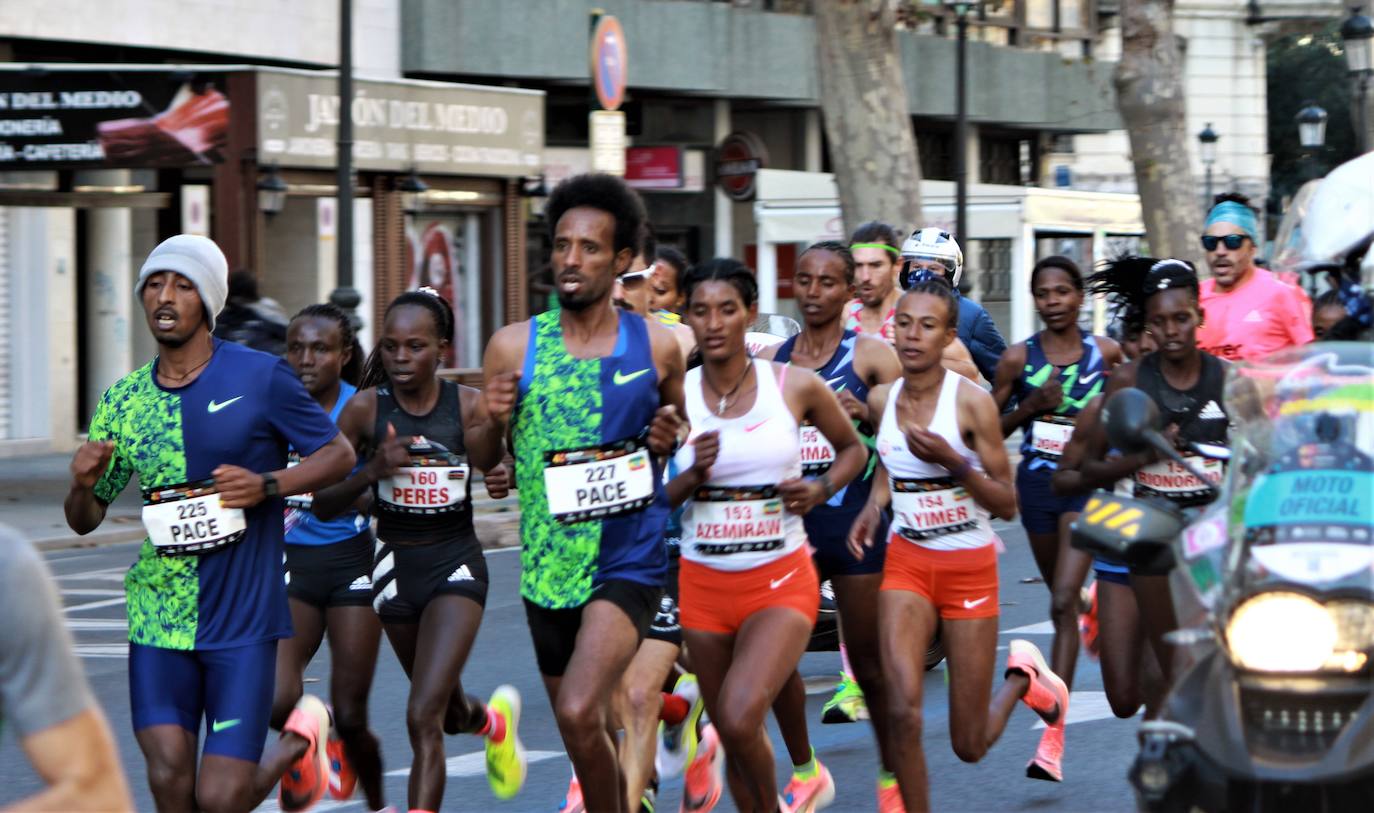 La 40 edición del Maratón Maratón de Valencia Fundación Trinidad Alfonso-EDP no ha sido como se planeó, puesto que la organización ha tenido que renunciar a la carrera popular, pero ha sido, igualmente, especial. La competición se ha celebrado a lo grande con dos carreras que han congregado a los mejores del mundo. En el maratón, el keniano Evans Chebet se ha impuesto con un tiempo de 2:03:00 horas, que supone un nuevo récord de la carrera valenciana y que la sitúa como el tercer maratón más rápido del mundo por detrás de Londres y Berlín. Además, el atleta Ayad Lamdassem ha batido el récord de España. 