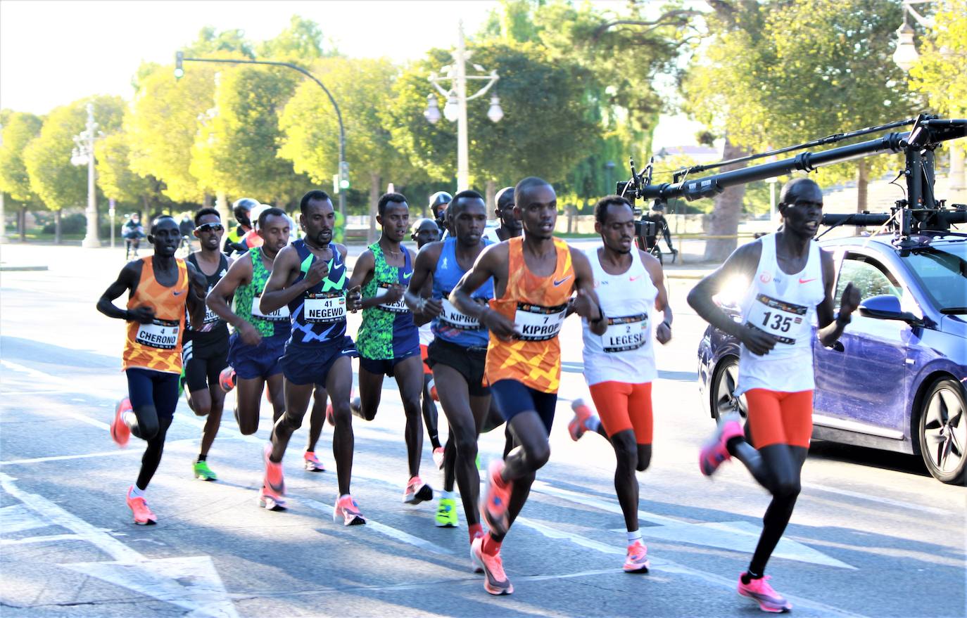 La 40 edición del Maratón Maratón de Valencia Fundación Trinidad Alfonso-EDP no ha sido como se planeó, puesto que la organización ha tenido que renunciar a la carrera popular, pero ha sido, igualmente, especial. La competición se ha celebrado a lo grande con dos carreras que han congregado a los mejores del mundo. En el maratón, el keniano Evans Chebet se ha impuesto con un tiempo de 2:03:00 horas, que supone un nuevo récord de la carrera valenciana y que la sitúa como el tercer maratón más rápido del mundo por detrás de Londres y Berlín. Además, el atleta Ayad Lamdassem ha batido el récord de España. 