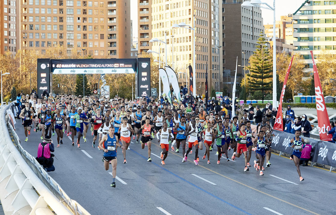 La 40 edición del Maratón Maratón de Valencia Fundación Trinidad Alfonso-EDP no ha sido como se planeó, puesto que la organización ha tenido que renunciar a la carrera popular, pero ha sido, igualmente, especial. La competición se ha celebrado a lo grande con dos carreras que han congregado a los mejores del mundo. En el maratón, el keniano Evans Chebet se ha impuesto con un tiempo de 2:03:00 horas, que supone un nuevo récord de la carrera valenciana y que la sitúa como el tercer maratón más rápido del mundo por detrás de Londres y Berlín. Además, el atleta Ayad Lamdassem ha batido el récord de España. 