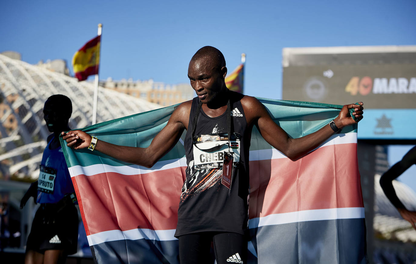 La 40 edición del Maratón Maratón de Valencia Fundación Trinidad Alfonso-EDP no ha sido como se planeó, puesto que la organización ha tenido que renunciar a la carrera popular, pero ha sido, igualmente, especial. La competición se ha celebrado a lo grande con dos carreras que han congregado a los mejores del mundo. En el maratón, el keniano Evans Chebet se ha impuesto con un tiempo de 2:03:00 horas, que supone un nuevo récord de la carrera valenciana y que la sitúa como el tercer maratón más rápido del mundo por detrás de Londres y Berlín. Además, el atleta Ayad Lamdassem ha batido el récord de España. 