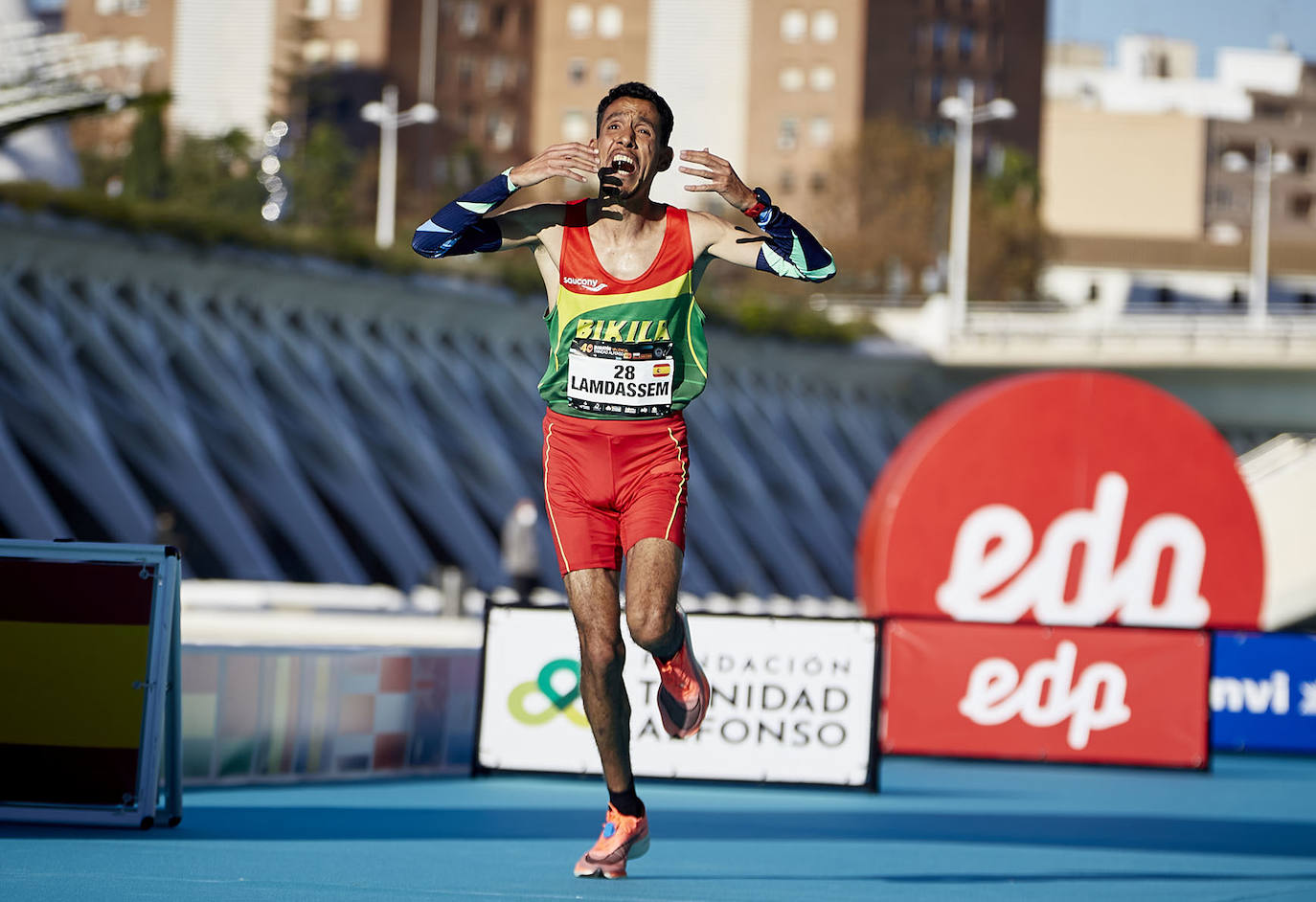 La 40 edición del Maratón Maratón de Valencia Fundación Trinidad Alfonso-EDP no ha sido como se planeó, puesto que la organización ha tenido que renunciar a la carrera popular, pero ha sido, igualmente, especial. La competición se ha celebrado a lo grande con dos carreras que han congregado a los mejores del mundo. En el maratón, el keniano Evans Chebet se ha impuesto con un tiempo de 2:03:00 horas, que supone un nuevo récord de la carrera valenciana y que la sitúa como el tercer maratón más rápido del mundo por detrás de Londres y Berlín. Además, el atleta Ayad Lamdassem ha batido el récord de España. 