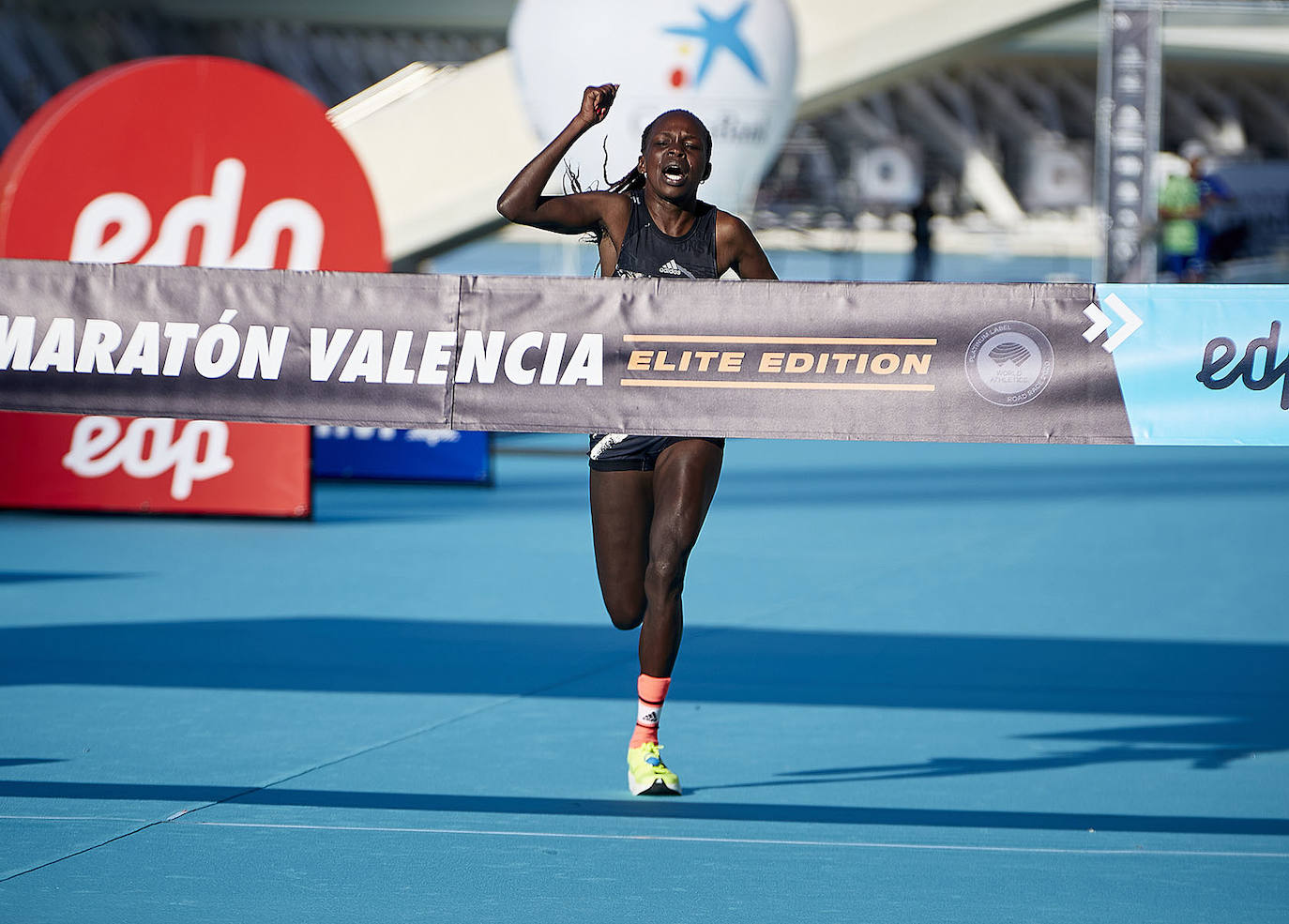 La 40 edición del Maratón Maratón de Valencia Fundación Trinidad Alfonso-EDP no ha sido como se planeó, puesto que la organización ha tenido que renunciar a la carrera popular, pero ha sido, igualmente, especial. La competición se ha celebrado a lo grande con dos carreras que han congregado a los mejores del mundo. En el maratón, el keniano Evans Chebet se ha impuesto con un tiempo de 2:03:00 horas, que supone un nuevo récord de la carrera valenciana y que la sitúa como el tercer maratón más rápido del mundo por detrás de Londres y Berlín. Además, el atleta Ayad Lamdassem ha batido el récord de España. 