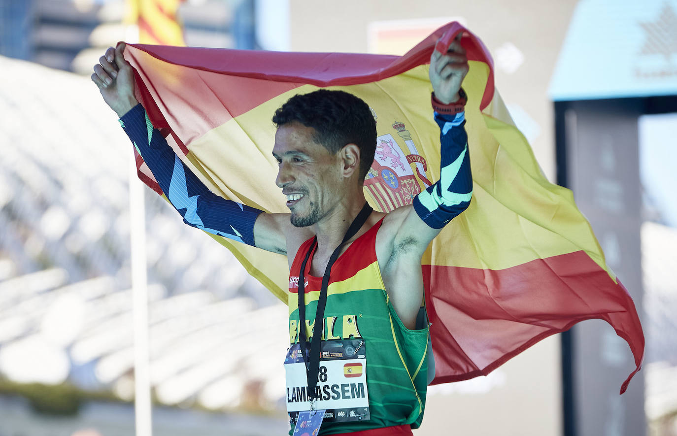 La 40 edición del Maratón Maratón de Valencia Fundación Trinidad Alfonso-EDP no ha sido como se planeó, puesto que la organización ha tenido que renunciar a la carrera popular, pero ha sido, igualmente, especial. La competición se ha celebrado a lo grande con dos carreras que han congregado a los mejores del mundo. En el maratón, el keniano Evans Chebet se ha impuesto con un tiempo de 2:03:00 horas, que supone un nuevo récord de la carrera valenciana y que la sitúa como el tercer maratón más rápido del mundo por detrás de Londres y Berlín. Además, el atleta Ayad Lamdassem ha batido el récord de España. 