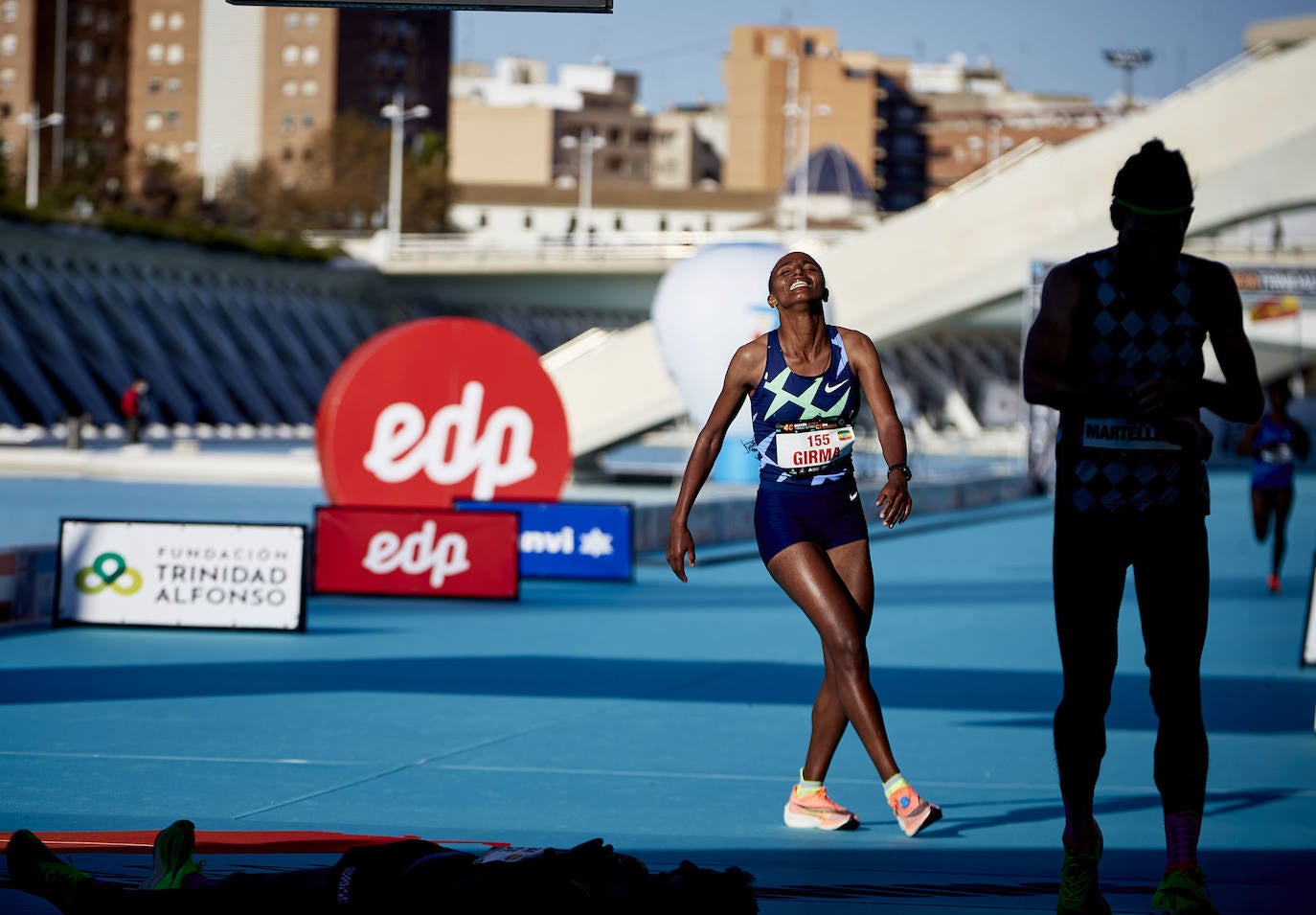 La 40 edición del Maratón Maratón de Valencia Fundación Trinidad Alfonso-EDP no ha sido como se planeó, puesto que la organización ha tenido que renunciar a la carrera popular, pero ha sido, igualmente, especial. La competición se ha celebrado a lo grande con dos carreras que han congregado a los mejores del mundo. En el maratón, el keniano Evans Chebet se ha impuesto con un tiempo de 2:03:00 horas, que supone un nuevo récord de la carrera valenciana y que la sitúa como el tercer maratón más rápido del mundo por detrás de Londres y Berlín. Además, el atleta Ayad Lamdassem ha batido el récord de España. 