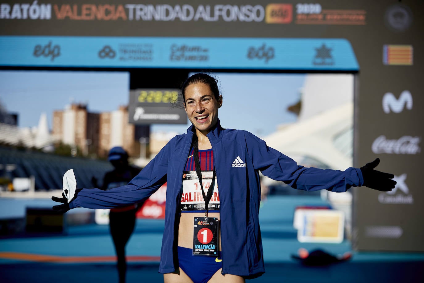 La 40 edición del Maratón Maratón de Valencia Fundación Trinidad Alfonso-EDP no ha sido como se planeó, puesto que la organización ha tenido que renunciar a la carrera popular, pero ha sido, igualmente, especial. La competición se ha celebrado a lo grande con dos carreras que han congregado a los mejores del mundo. En el maratón, el keniano Evans Chebet se ha impuesto con un tiempo de 2:03:00 horas, que supone un nuevo récord de la carrera valenciana y que la sitúa como el tercer maratón más rápido del mundo por detrás de Londres y Berlín. Además, el atleta Ayad Lamdassem ha batido el récord de España. 