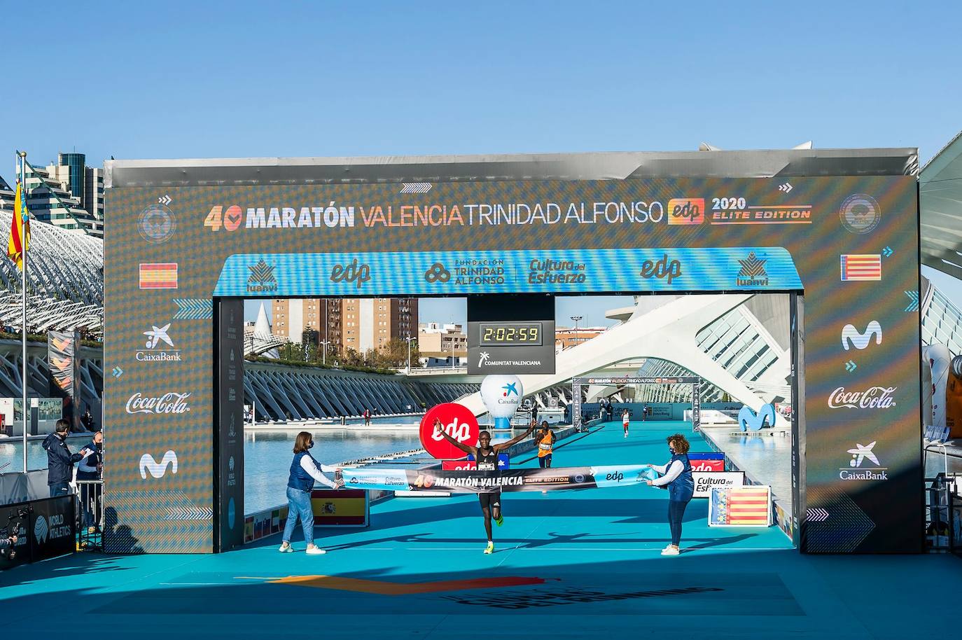 La 40 edición del Maratón Maratón de Valencia Fundación Trinidad Alfonso-EDP no ha sido como se planeó, puesto que la organización ha tenido que renunciar a la carrera popular, pero ha sido, igualmente, especial. La competición se ha celebrado a lo grande con dos carreras que han congregado a los mejores del mundo. En el maratón, el keniano Evans Chebet se ha impuesto con un tiempo de 2:03:00 horas, que supone un nuevo récord de la carrera valenciana y que la sitúa como el tercer maratón más rápido del mundo por detrás de Londres y Berlín. Además, el atleta Ayad Lamdassem ha batido el récord de España. 