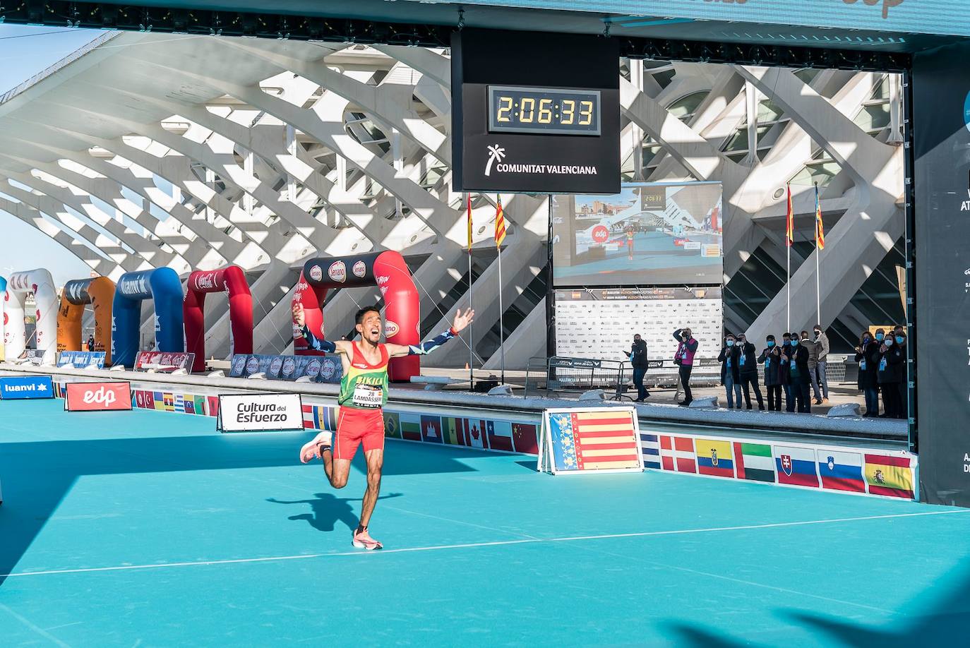 La 40 edición del Maratón Maratón de Valencia Fundación Trinidad Alfonso-EDP no ha sido como se planeó, puesto que la organización ha tenido que renunciar a la carrera popular, pero ha sido, igualmente, especial. La competición se ha celebrado a lo grande con dos carreras que han congregado a los mejores del mundo. En el maratón, el keniano Evans Chebet se ha impuesto con un tiempo de 2:03:00 horas, que supone un nuevo récord de la carrera valenciana y que la sitúa como el tercer maratón más rápido del mundo por detrás de Londres y Berlín. Además, el atleta Ayad Lamdassem ha batido el récord de España. 