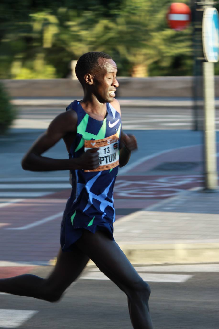 El atleta keniata Kibiwott Kandie ha destrozado el récord del Mundo en la Medio Maratón de Valencia este domingo con una marca de 57:32 minutos, rebajando en casi medio minuto la plusmarca de su compatriota Geoffrey Kamworor (58:01). En mujeres, la etíope Genzebe Dibaba vence en su debut con un tiempo de 1.05.16. Esta edición de la Medio Maratón de Valencia-Fundación Trinidad Alfonso puede ser considerada la mejor carrera de la distancia de todos los tiempos, ya que hasta cuatro corredores han entrado en meta mejorando la anterior marca mundial. 