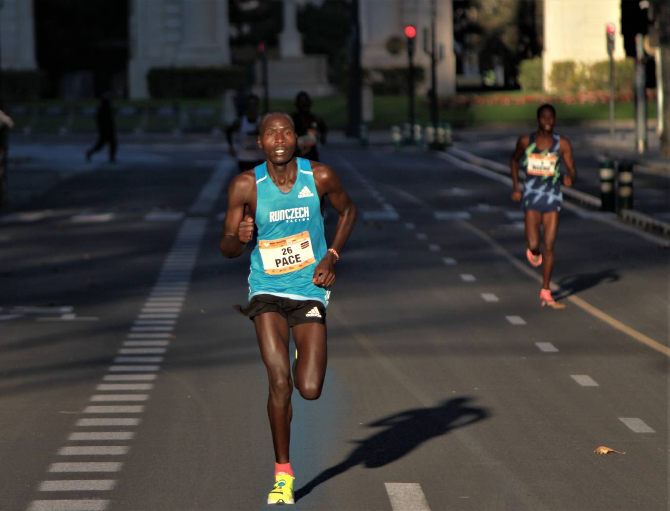 El atleta keniata Kibiwott Kandie ha destrozado el récord del Mundo en la Medio Maratón de Valencia este domingo con una marca de 57:32 minutos, rebajando en casi medio minuto la plusmarca de su compatriota Geoffrey Kamworor (58:01). En mujeres, la etíope Genzebe Dibaba vence en su debut con un tiempo de 1.05.16. Esta edición de la Medio Maratón de Valencia-Fundación Trinidad Alfonso puede ser considerada la mejor carrera de la distancia de todos los tiempos, ya que hasta cuatro corredores han entrado en meta mejorando la anterior marca mundial. 