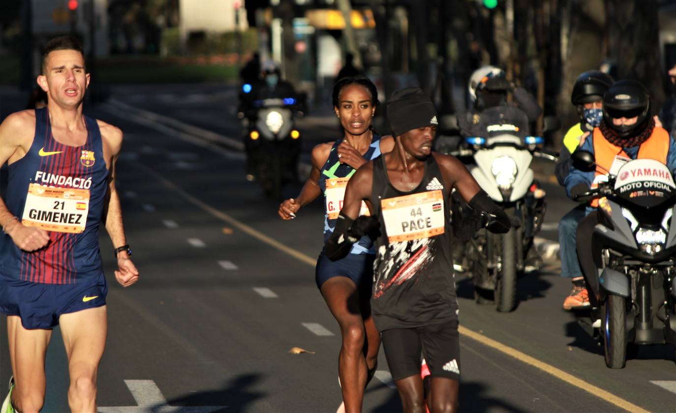 El atleta keniata Kibiwott Kandie ha destrozado el récord del Mundo en la Medio Maratón de Valencia este domingo con una marca de 57:32 minutos, rebajando en casi medio minuto la plusmarca de su compatriota Geoffrey Kamworor (58:01). En mujeres, la etíope Genzebe Dibaba vence en su debut con un tiempo de 1.05.16. Esta edición de la Medio Maratón de Valencia-Fundación Trinidad Alfonso puede ser considerada la mejor carrera de la distancia de todos los tiempos, ya que hasta cuatro corredores han entrado en meta mejorando la anterior marca mundial. 