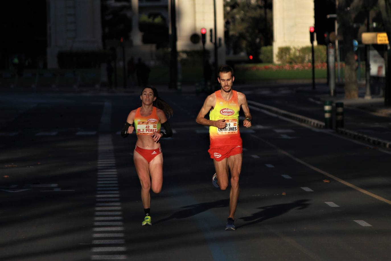 El atleta keniata Kibiwott Kandie ha destrozado el récord del Mundo en la Medio Maratón de Valencia este domingo con una marca de 57:32 minutos, rebajando en casi medio minuto la plusmarca de su compatriota Geoffrey Kamworor (58:01). En mujeres, la etíope Genzebe Dibaba vence en su debut con un tiempo de 1.05.16. Esta edición de la Medio Maratón de Valencia-Fundación Trinidad Alfonso puede ser considerada la mejor carrera de la distancia de todos los tiempos, ya que hasta cuatro corredores han entrado en meta mejorando la anterior marca mundial. 