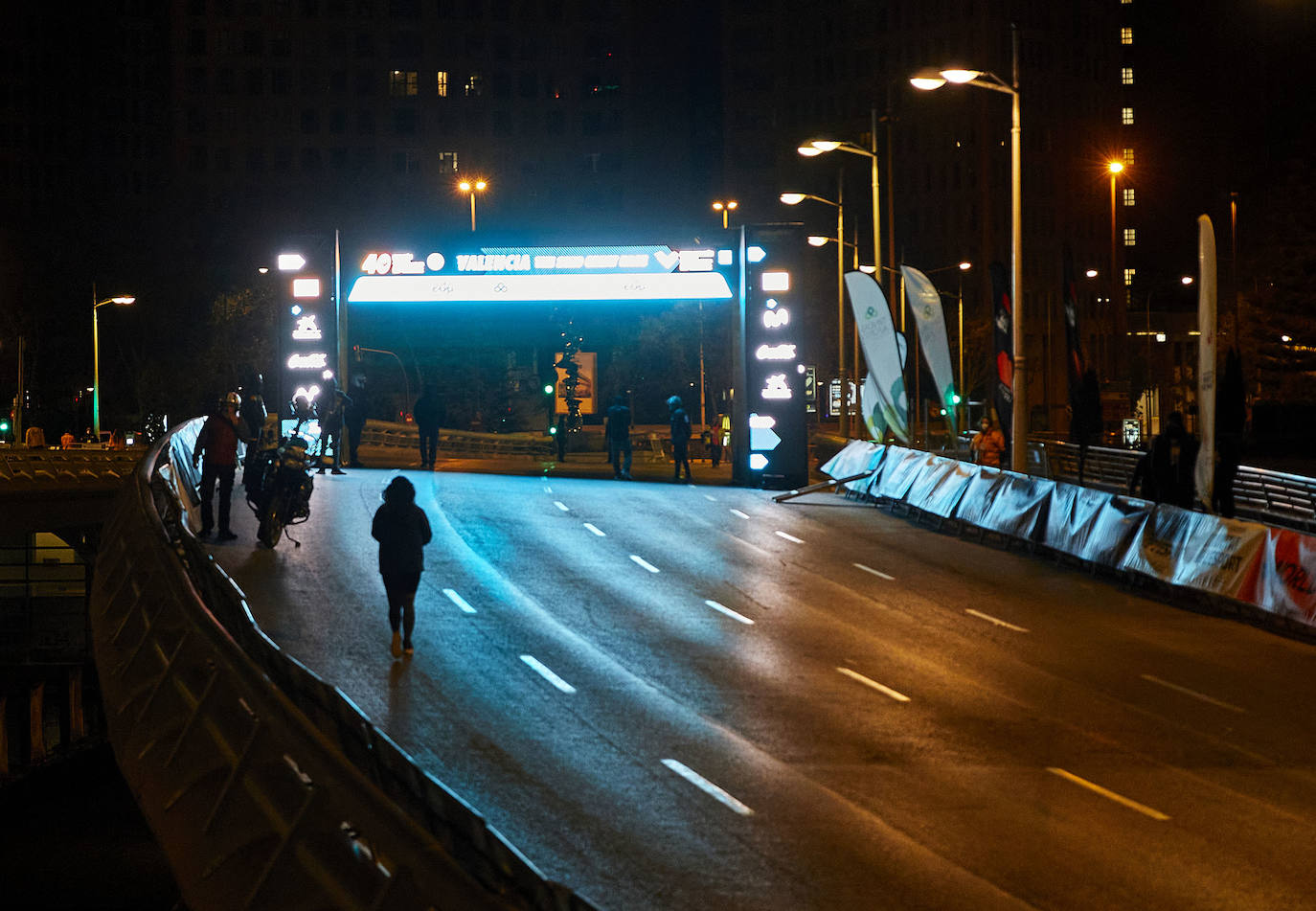 El atleta keniata Kibiwott Kandie ha destrozado el récord del Mundo en la Medio Maratón de Valencia este domingo con una marca de 57:32 minutos, rebajando en casi medio minuto la plusmarca de su compatriota Geoffrey Kamworor (58:01). En mujeres, la etíope Genzebe Dibaba vence en su debut con un tiempo de 1.05.16. Esta edición de la Medio Maratón de Valencia-Fundación Trinidad Alfonso puede ser considerada la mejor carrera de la distancia de todos los tiempos, ya que hasta cuatro corredores han entrado en meta mejorando la anterior marca mundial. 