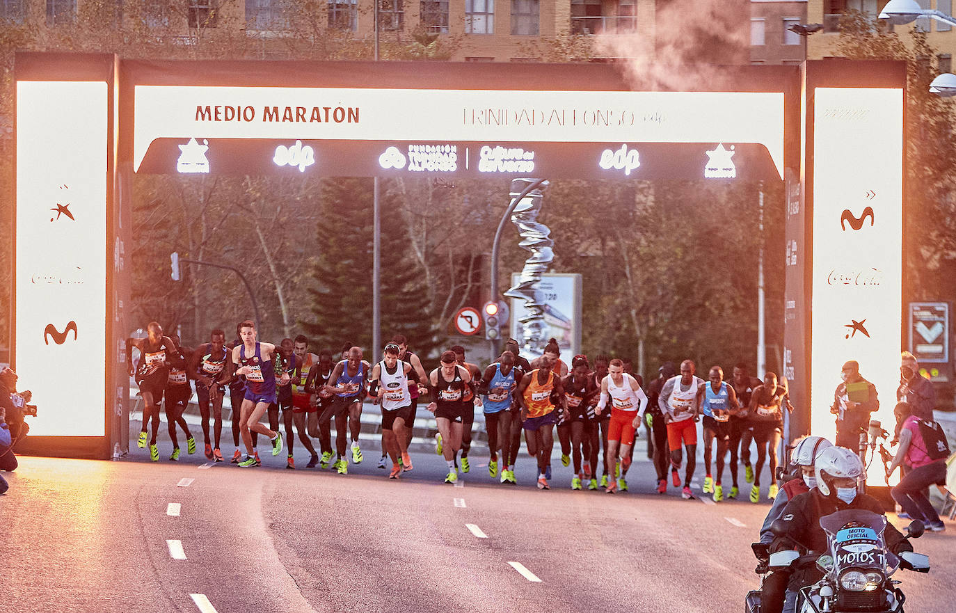 El atleta keniata Kibiwott Kandie ha destrozado el récord del Mundo en la Medio Maratón de Valencia este domingo con una marca de 57:32 minutos, rebajando en casi medio minuto la plusmarca de su compatriota Geoffrey Kamworor (58:01). En mujeres, la etíope Genzebe Dibaba vence en su debut con un tiempo de 1.05.16. Esta edición de la Medio Maratón de Valencia-Fundación Trinidad Alfonso puede ser considerada la mejor carrera de la distancia de todos los tiempos, ya que hasta cuatro corredores han entrado en meta mejorando la anterior marca mundial. 