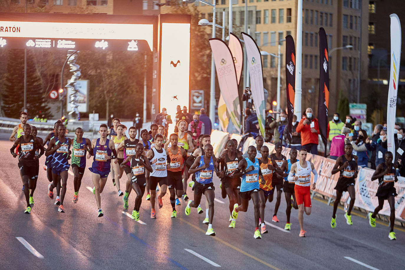 El atleta keniata Kibiwott Kandie ha destrozado el récord del Mundo en la Medio Maratón de Valencia este domingo con una marca de 57:32 minutos, rebajando en casi medio minuto la plusmarca de su compatriota Geoffrey Kamworor (58:01). En mujeres, la etíope Genzebe Dibaba vence en su debut con un tiempo de 1.05.16. Esta edición de la Medio Maratón de Valencia-Fundación Trinidad Alfonso puede ser considerada la mejor carrera de la distancia de todos los tiempos, ya que hasta cuatro corredores han entrado en meta mejorando la anterior marca mundial. 