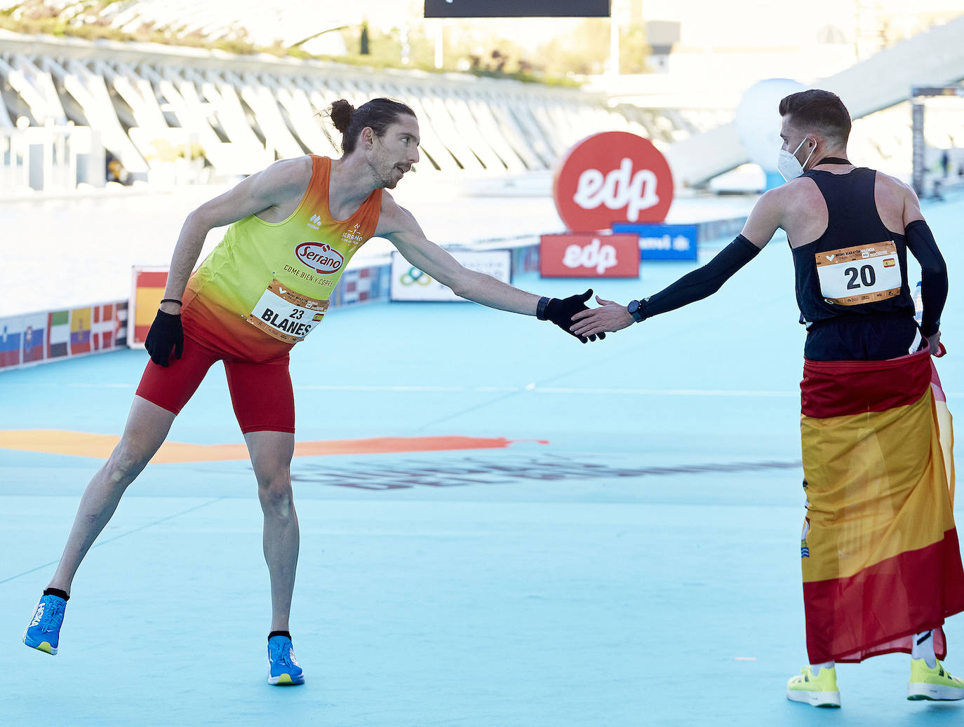 El atleta keniata Kibiwott Kandie ha destrozado el récord del Mundo en la Medio Maratón de Valencia este domingo con una marca de 57:32 minutos, rebajando en casi medio minuto la plusmarca de su compatriota Geoffrey Kamworor (58:01). En mujeres, la etíope Genzebe Dibaba vence en su debut con un tiempo de 1.05.16. Esta edición de la Medio Maratón de Valencia-Fundación Trinidad Alfonso puede ser considerada la mejor carrera de la distancia de todos los tiempos, ya que hasta cuatro corredores han entrado en meta mejorando la anterior marca mundial. 