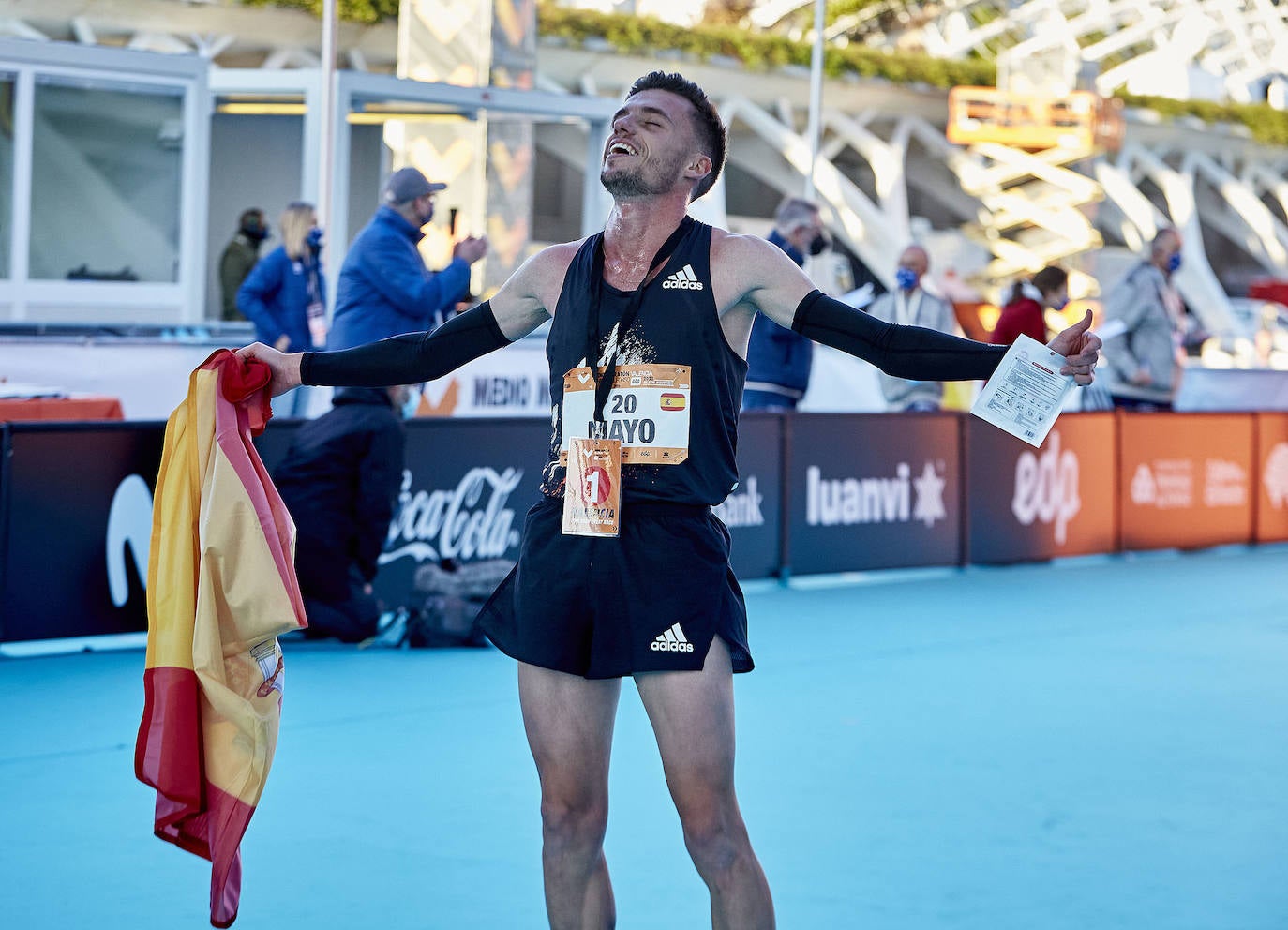 El atleta keniata Kibiwott Kandie ha destrozado el récord del Mundo en la Medio Maratón de Valencia este domingo con una marca de 57:32 minutos, rebajando en casi medio minuto la plusmarca de su compatriota Geoffrey Kamworor (58:01). En mujeres, la etíope Genzebe Dibaba vence en su debut con un tiempo de 1.05.16. Esta edición de la Medio Maratón de Valencia-Fundación Trinidad Alfonso puede ser considerada la mejor carrera de la distancia de todos los tiempos, ya que hasta cuatro corredores han entrado en meta mejorando la anterior marca mundial. 