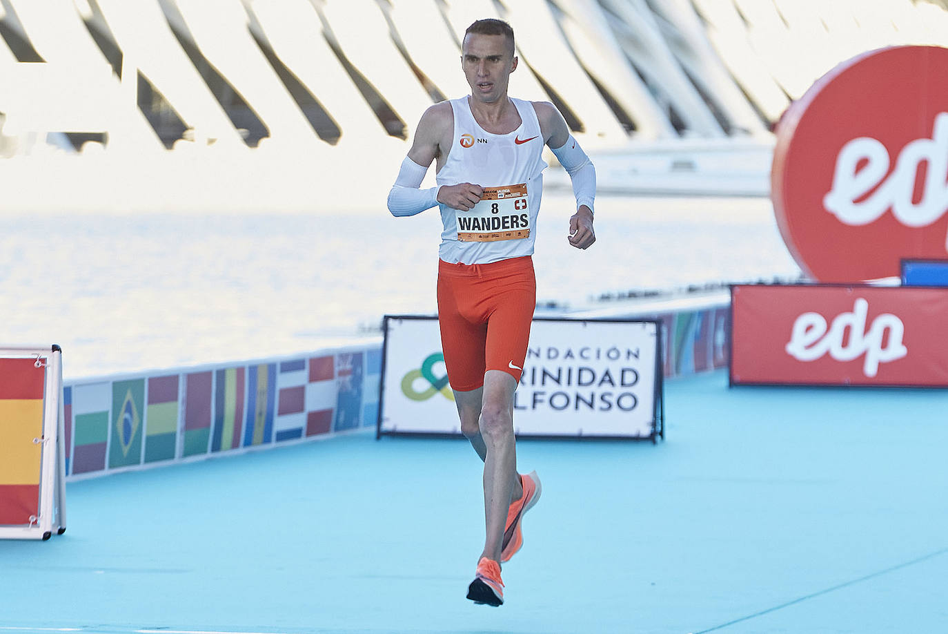 El atleta keniata Kibiwott Kandie ha destrozado el récord del Mundo en la Medio Maratón de Valencia este domingo con una marca de 57:32 minutos, rebajando en casi medio minuto la plusmarca de su compatriota Geoffrey Kamworor (58:01). En mujeres, la etíope Genzebe Dibaba vence en su debut con un tiempo de 1.05.16. Esta edición de la Medio Maratón de Valencia-Fundación Trinidad Alfonso puede ser considerada la mejor carrera de la distancia de todos los tiempos, ya que hasta cuatro corredores han entrado en meta mejorando la anterior marca mundial. 