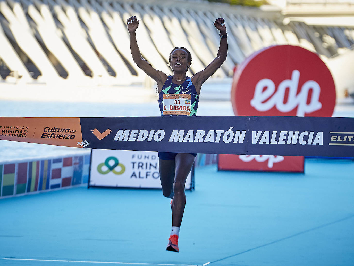 El atleta keniata Kibiwott Kandie ha destrozado el récord del Mundo en la Medio Maratón de Valencia este domingo con una marca de 57:32 minutos, rebajando en casi medio minuto la plusmarca de su compatriota Geoffrey Kamworor (58:01). En mujeres, la etíope Genzebe Dibaba vence en su debut con un tiempo de 1.05.16. Esta edición de la Medio Maratón de Valencia-Fundación Trinidad Alfonso puede ser considerada la mejor carrera de la distancia de todos los tiempos, ya que hasta cuatro corredores han entrado en meta mejorando la anterior marca mundial. 