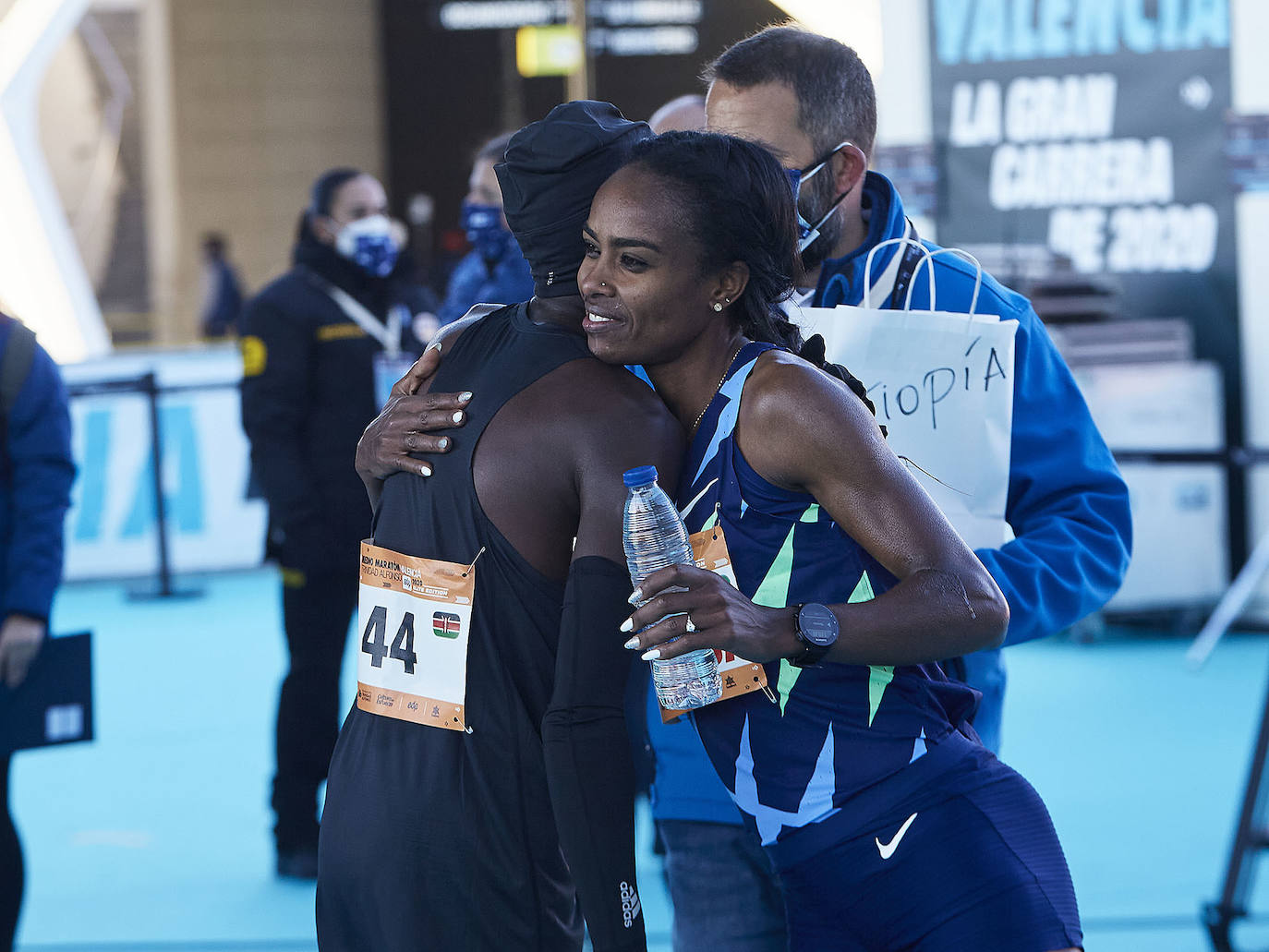 El atleta keniata Kibiwott Kandie ha destrozado el récord del Mundo en la Medio Maratón de Valencia este domingo con una marca de 57:32 minutos, rebajando en casi medio minuto la plusmarca de su compatriota Geoffrey Kamworor (58:01). En mujeres, la etíope Genzebe Dibaba vence en su debut con un tiempo de 1.05.16. Esta edición de la Medio Maratón de Valencia-Fundación Trinidad Alfonso puede ser considerada la mejor carrera de la distancia de todos los tiempos, ya que hasta cuatro corredores han entrado en meta mejorando la anterior marca mundial. 