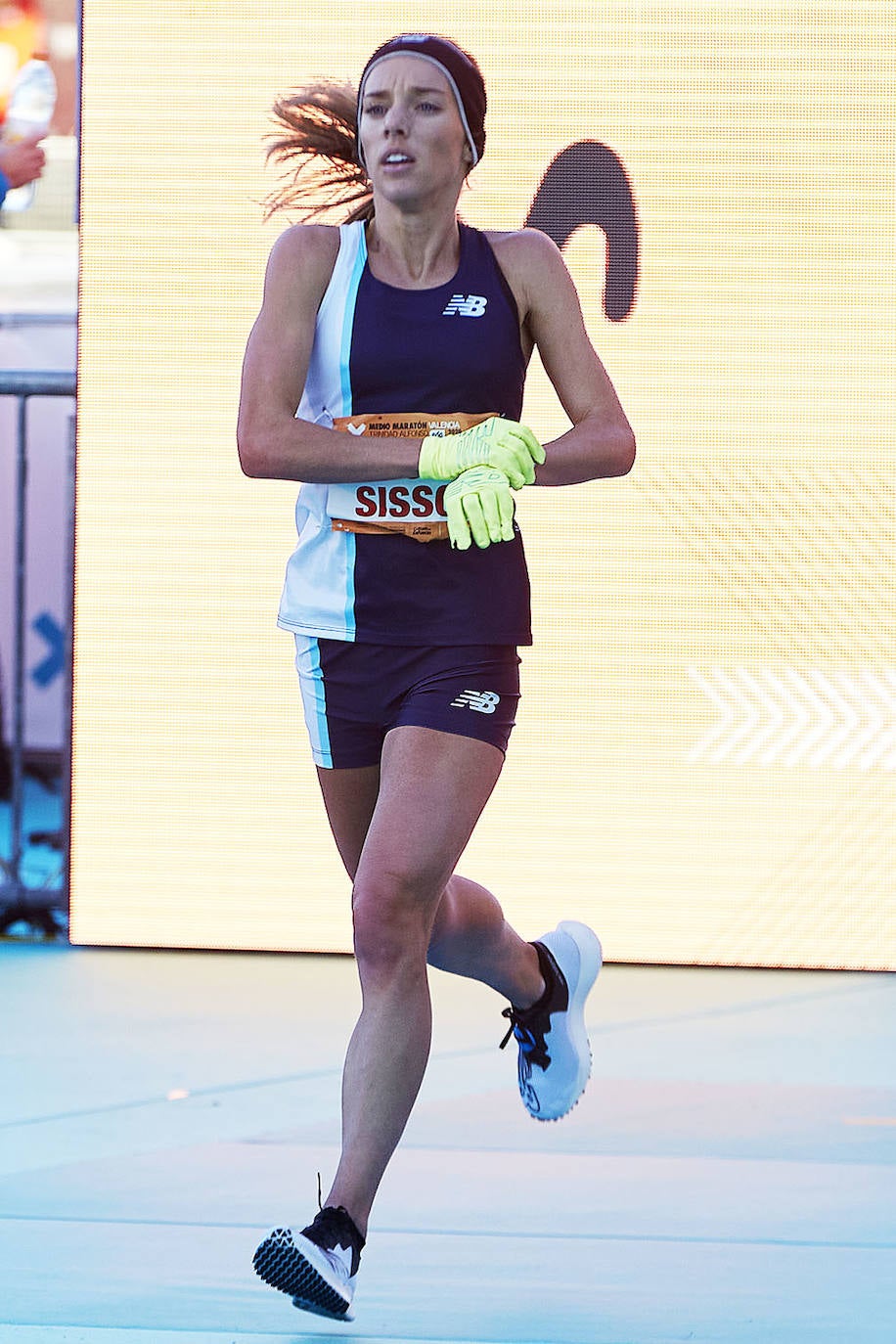 El atleta keniata Kibiwott Kandie ha destrozado el récord del Mundo en la Medio Maratón de Valencia este domingo con una marca de 57:32 minutos, rebajando en casi medio minuto la plusmarca de su compatriota Geoffrey Kamworor (58:01). En mujeres, la etíope Genzebe Dibaba vence en su debut con un tiempo de 1.05.16. Esta edición de la Medio Maratón de Valencia-Fundación Trinidad Alfonso puede ser considerada la mejor carrera de la distancia de todos los tiempos, ya que hasta cuatro corredores han entrado en meta mejorando la anterior marca mundial. 