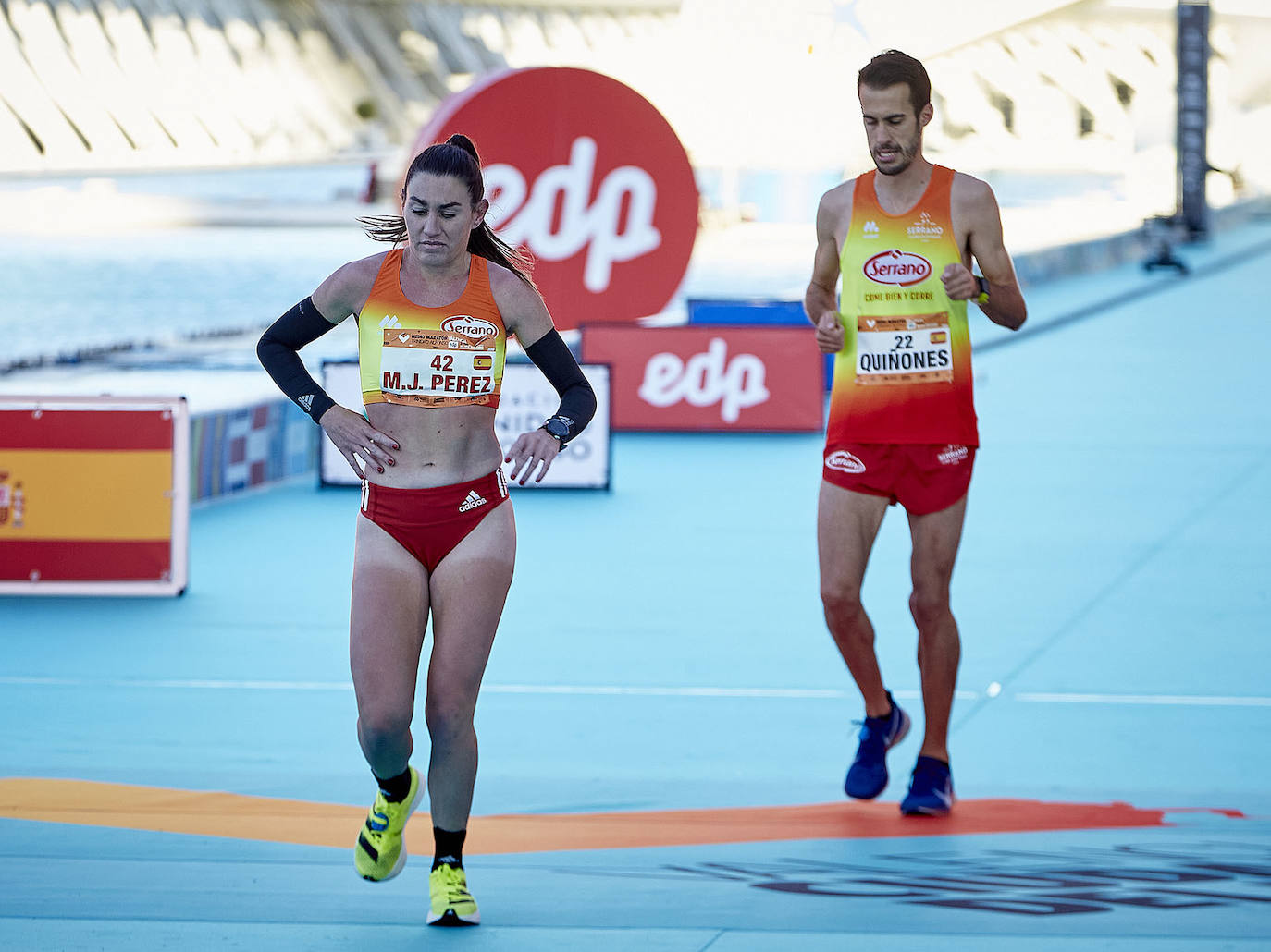 El atleta keniata Kibiwott Kandie ha destrozado el récord del Mundo en la Medio Maratón de Valencia este domingo con una marca de 57:32 minutos, rebajando en casi medio minuto la plusmarca de su compatriota Geoffrey Kamworor (58:01). En mujeres, la etíope Genzebe Dibaba vence en su debut con un tiempo de 1.05.16. Esta edición de la Medio Maratón de Valencia-Fundación Trinidad Alfonso puede ser considerada la mejor carrera de la distancia de todos los tiempos, ya que hasta cuatro corredores han entrado en meta mejorando la anterior marca mundial. 