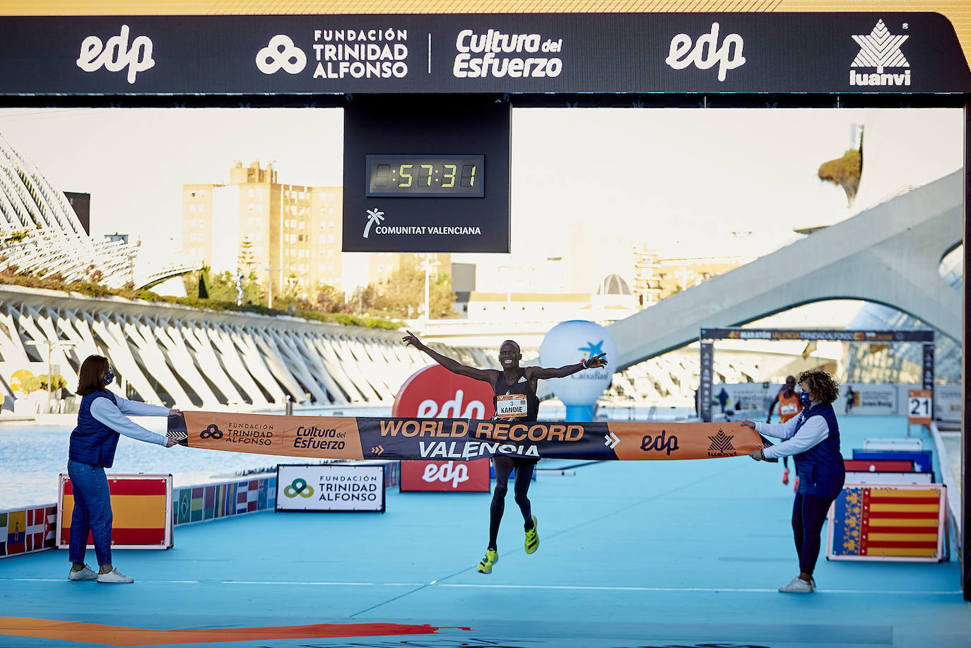 El atleta keniata Kibiwott Kandie ha destrozado el récord del Mundo en la Medio Maratón de Valencia este domingo con una marca de 57:32 minutos, rebajando en casi medio minuto la plusmarca de su compatriota Geoffrey Kamworor (58:01). En mujeres, la etíope Genzebe Dibaba vence en su debut con un tiempo de 1.05.16. Esta edición de la Medio Maratón de Valencia-Fundación Trinidad Alfonso puede ser considerada la mejor carrera de la distancia de todos los tiempos, ya que hasta cuatro corredores han entrado en meta mejorando la anterior marca mundial. 