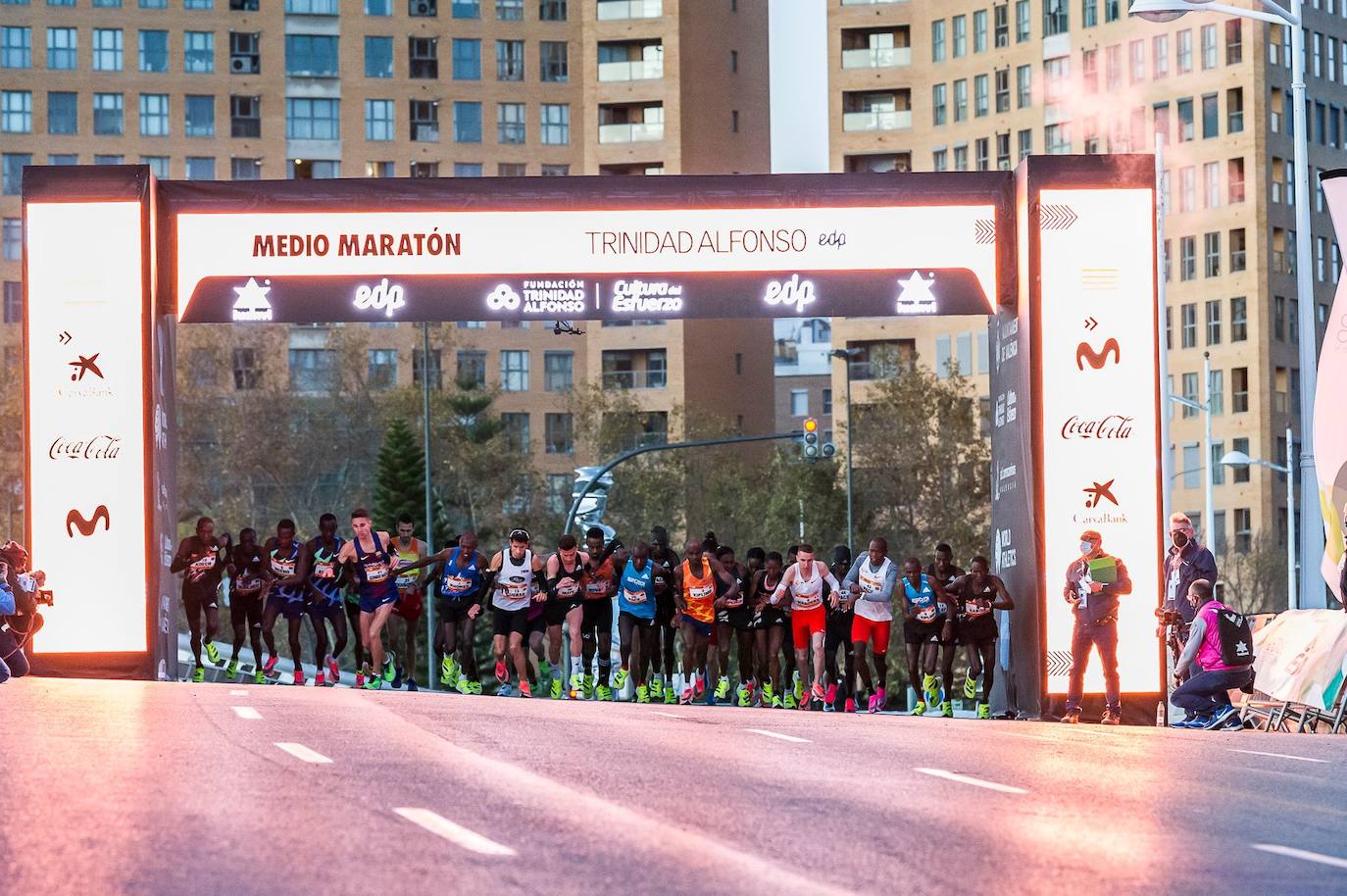 El atleta keniata Kibiwott Kandie ha destrozado el récord del Mundo en la Medio Maratón de Valencia este domingo con una marca de 57:32 minutos, rebajando en casi medio minuto la plusmarca de su compatriota Geoffrey Kamworor (58:01). En mujeres, la etíope Genzebe Dibaba vence en su debut con un tiempo de 1.05.16. Esta edición de la Medio Maratón de Valencia-Fundación Trinidad Alfonso puede ser considerada la mejor carrera de la distancia de todos los tiempos, ya que hasta cuatro corredores han entrado en meta mejorando la anterior marca mundial. 