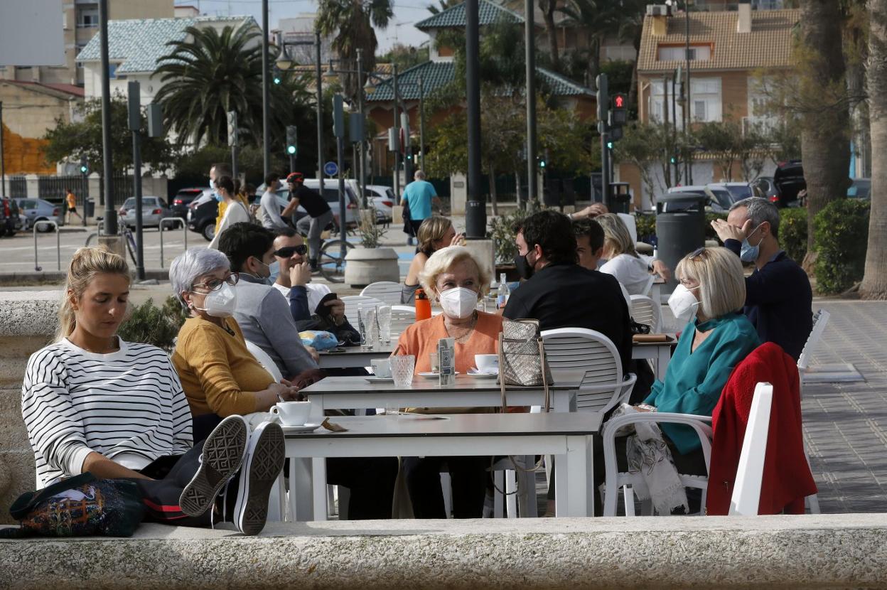 Una terraza en el paseo marítimo de Valencia. Irene Marsilla