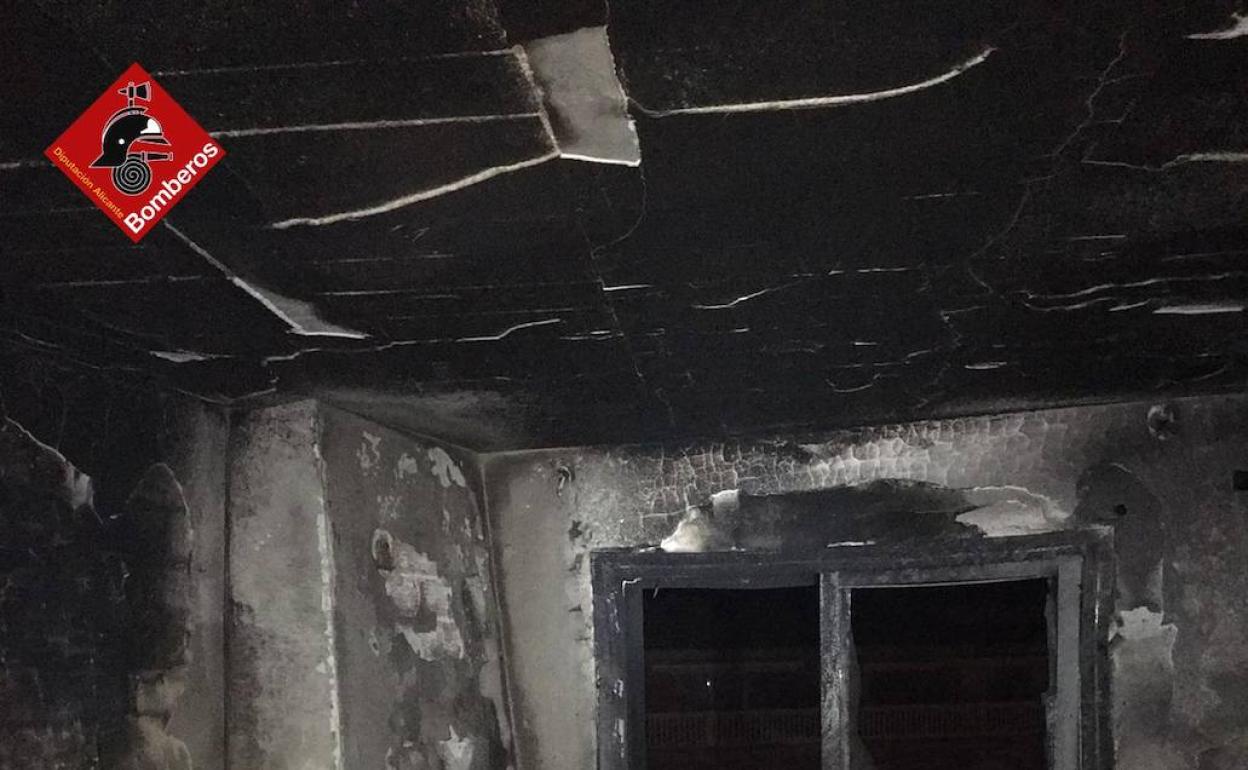 Imagen de la vivienda, completamente calcinada por el fuego. 