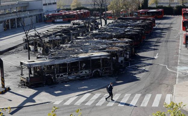 Imagen. Incendio en las cocheras de la EMT del barrio de San Isidro de Valencia