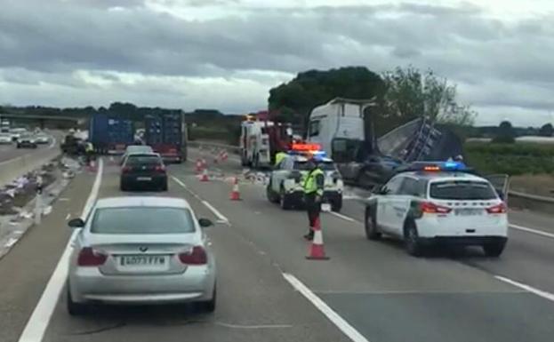 Un accidente entre camiones en la A-7 provoca más de siete kilómetros de atasco