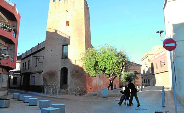 Las calles semipeatonales del entorno de la Torre.