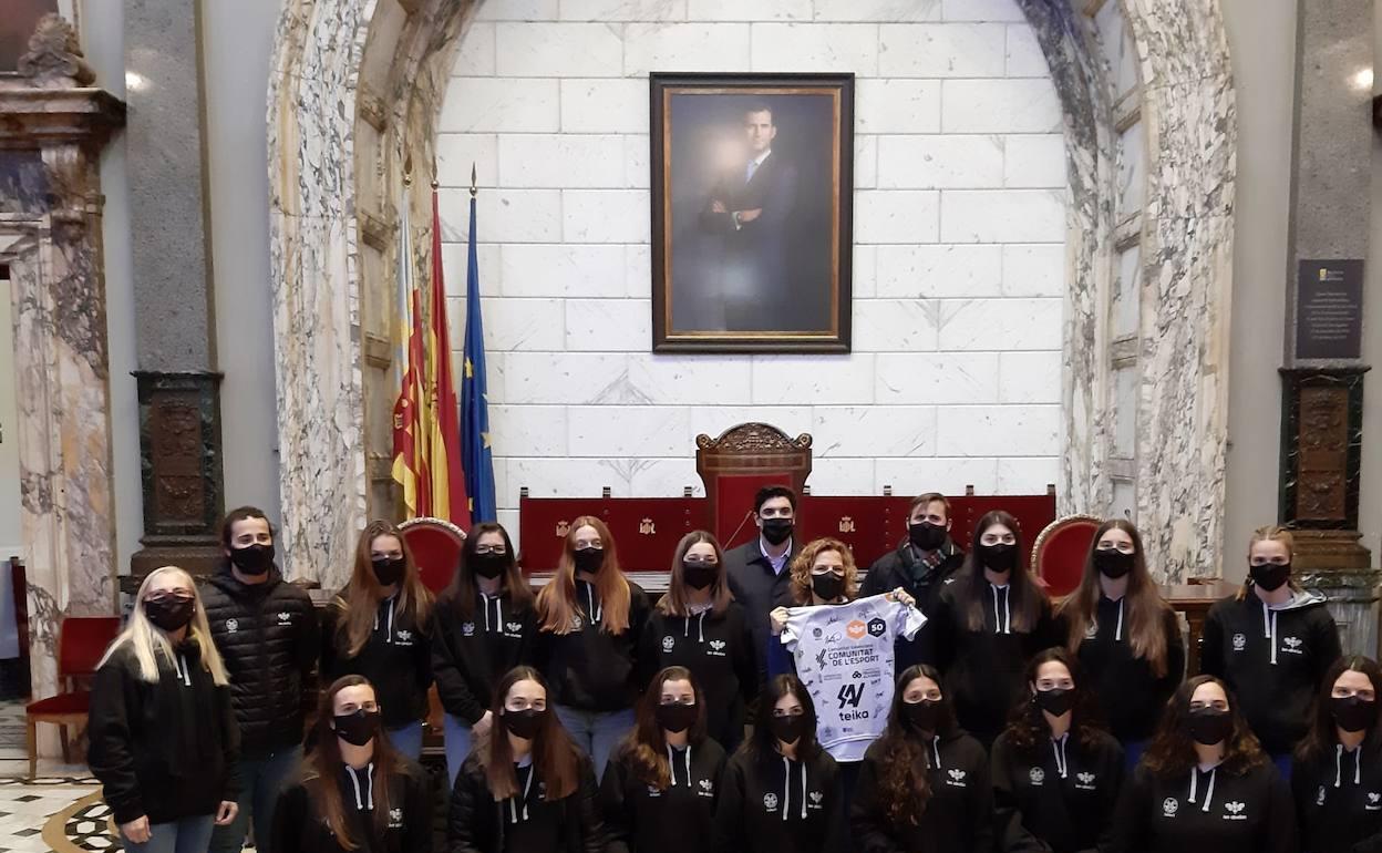 El equipo femenino de Les Abelles, con Pilar Bernabé en el Ayuntamiento de Valencia. 