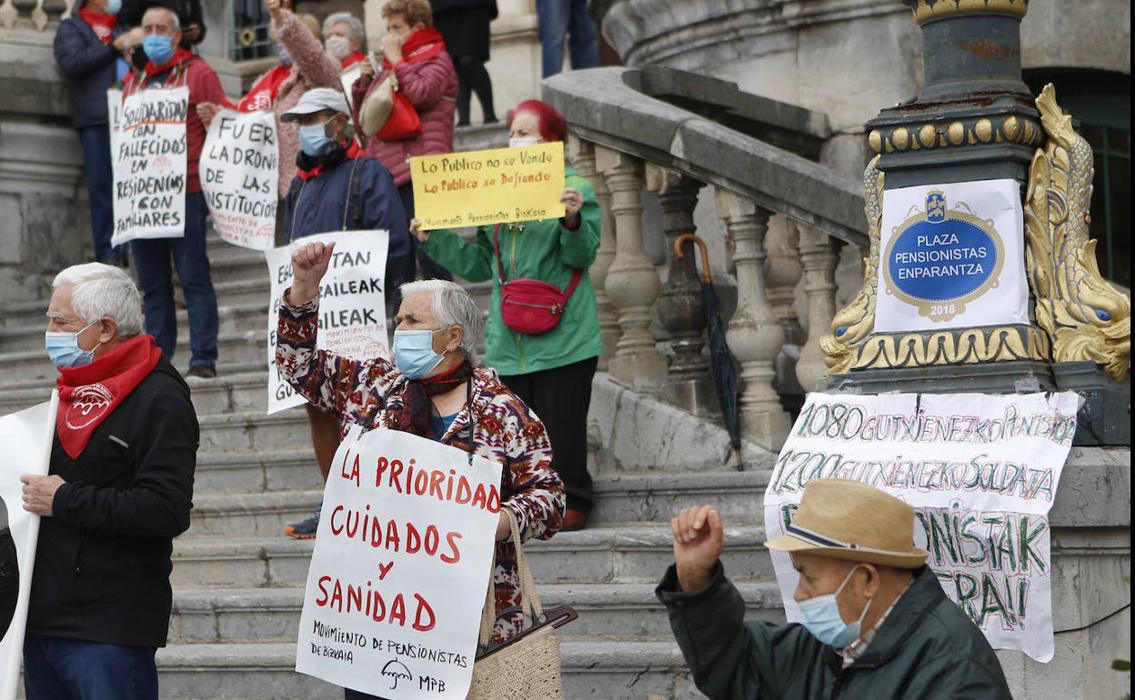 Pensionistas manifestándose en Bilbao.