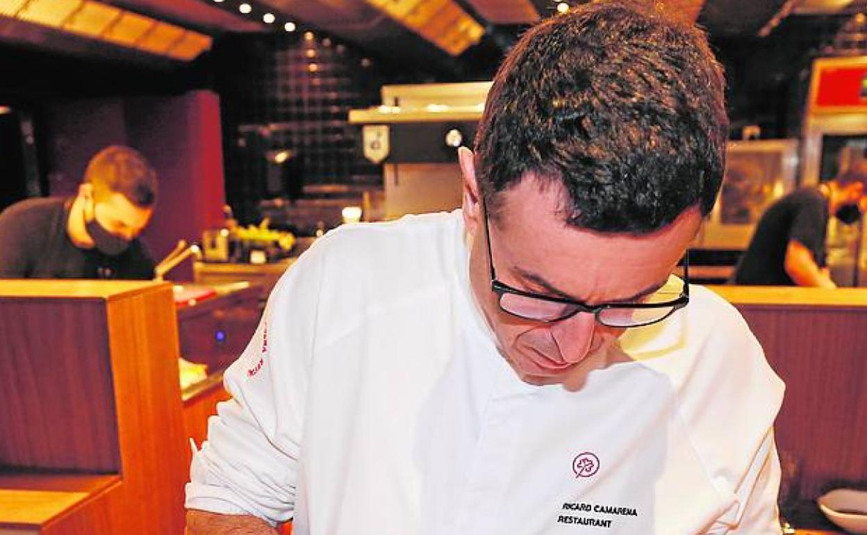 Ricard Camarena prepara un plato en su restaurante. 