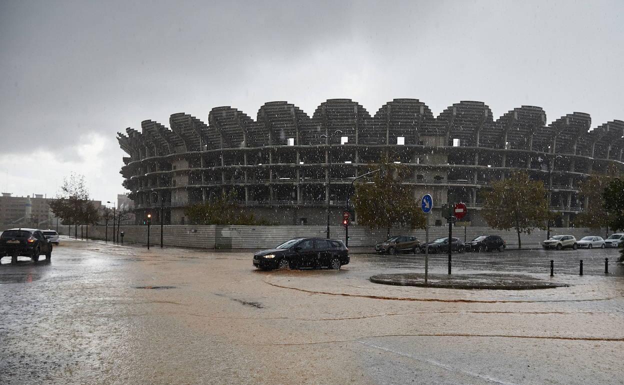 Las obras paradas del nuevo Mestalla, bajo la lluvia. 