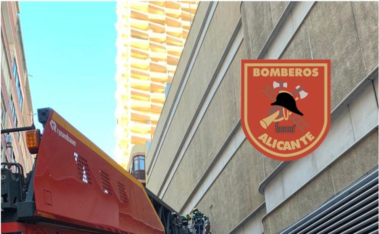 Los bomberos reparan una cornisa de un edificio en la calle General O'Donell. 