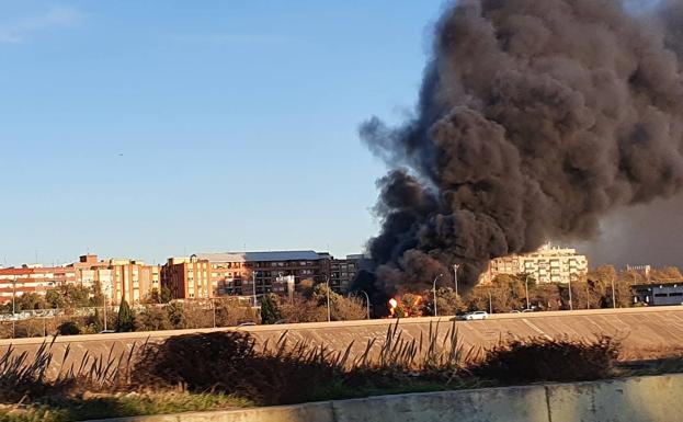 Imagen. Incendio en las cocheras de la EMT del barrio de San Isidro de Valencia